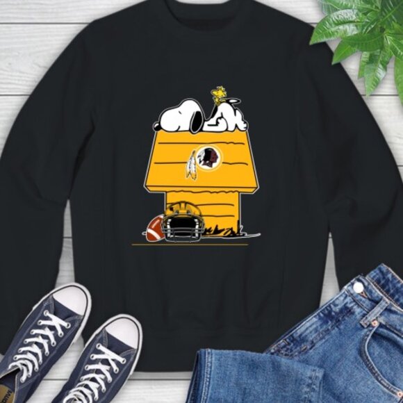Washington Redskins NFL Football Snoopy Woodstock Peanuts Holiday Sweatshirt 159 - Picture 1 of 5